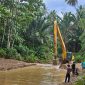 Alat Berat PT Gerbang Multi Sejahtera (GMS) Perusahaan Tambang di Kecamatan Laonti Kabupaten Konawe Selatan saat melakukan aktivitas normalisasi Sungai Laonti, Selasa (18/2/2025).