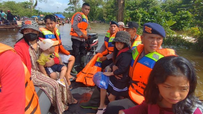 
					Respons Cepat Brimob Sultra Selamatkan Warga dari Banjir di Konawe Utara