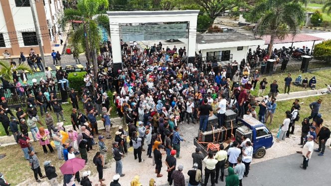 
					Ribuan Warga Lingkar Tambang PT WIN Padati PN Andoolo, Suarakan Dukungan demi Keberlangsungan Mata Pencaharian